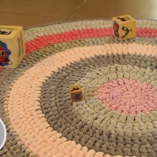 שטיח טריקו סרוג בעבודת יד - בגוונים אפורים וורודים 