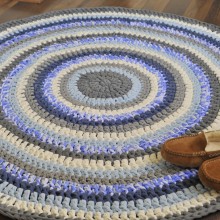 שטיח סרוג בעבודת יד מחוטי טריקו בצבעי כחול ואפור