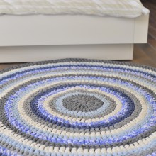 שטיח סרוג בעבודת יד מחוטי טריקו בצבעי כחול ואפור